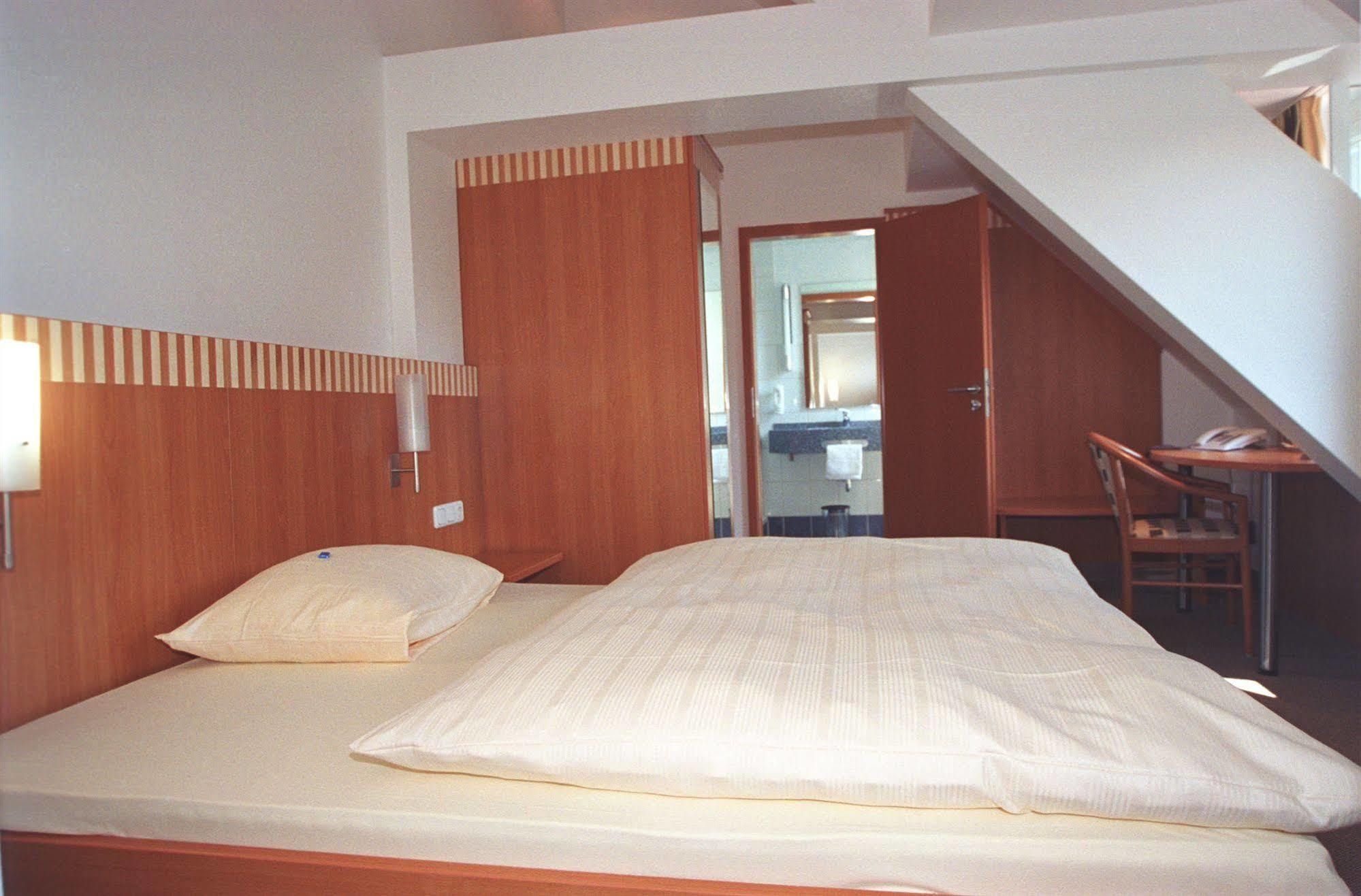 พาร์คโฮเทล ชิลเลอร์ไฮน์ Hotel เครกไฮม์โบลันเดน ภายนอก รูปภาพ