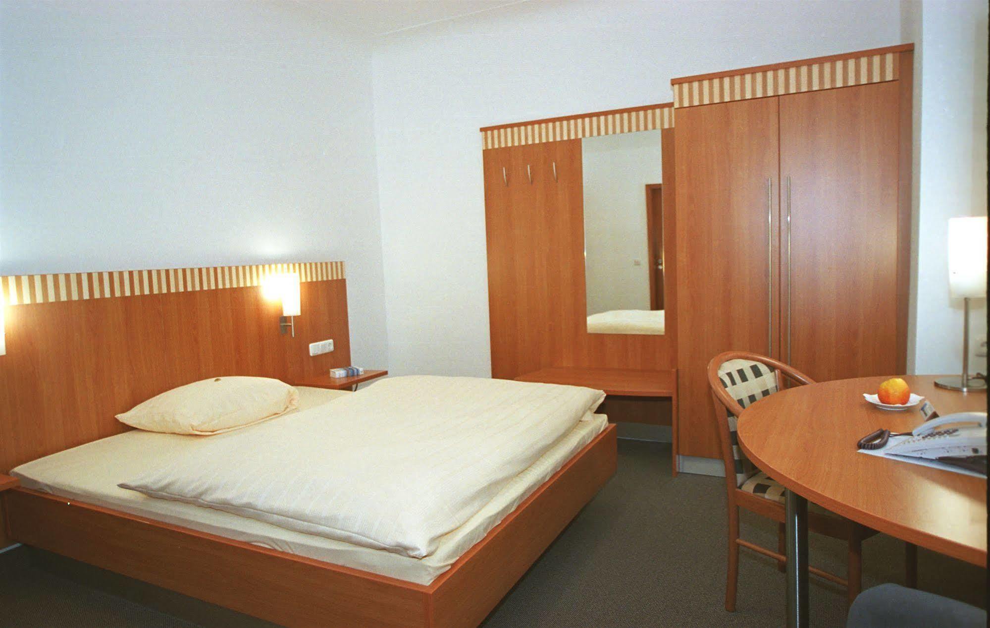 พาร์คโฮเทล ชิลเลอร์ไฮน์ Hotel เครกไฮม์โบลันเดน ภายนอก รูปภาพ